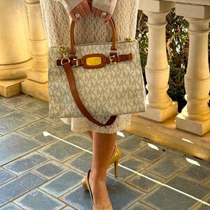 Michael Kors Handbag. Crossbody & Handheld